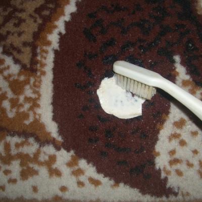 Čiščenje žvečilnega gumija s preproge