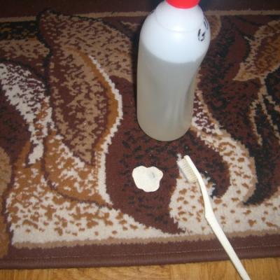 Čiščenje žvečilnega gumija s preproge